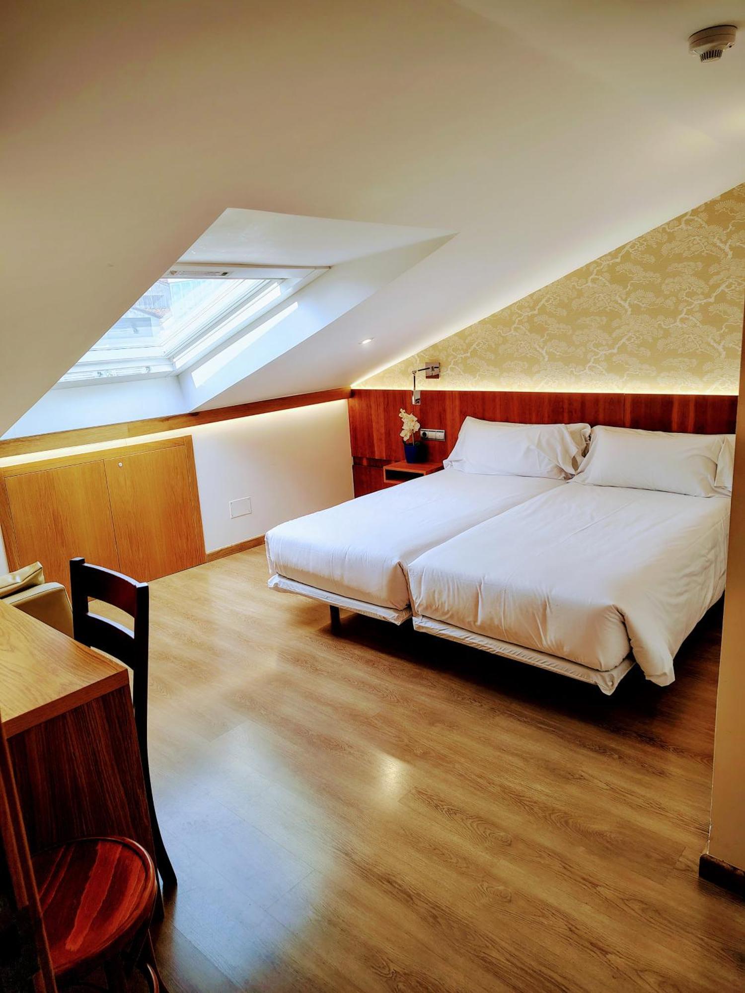 Superior Twin Room Attic,1669045581:JPEG